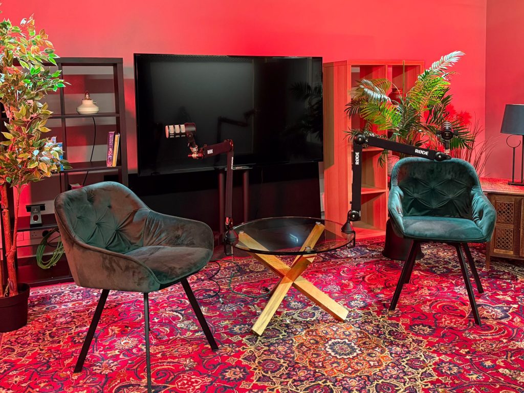 Studio 3 - display your own logo